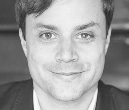 Florent Siaud est un metteur en scène d'origine française reconnu internationalement (France et Canada, prix de la meilleure thèse de doctorat pour 2015 et 2016, Société québécoise d'études théâtrales). En novembre 2017, il dirige les finissants dans la pièce «Les Trois Sœurs» présentée au Monument-National.